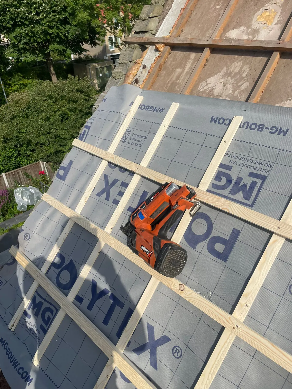 Dakrenovatie met dampopen folie en tengels, klaar voor isolatie en panlatten