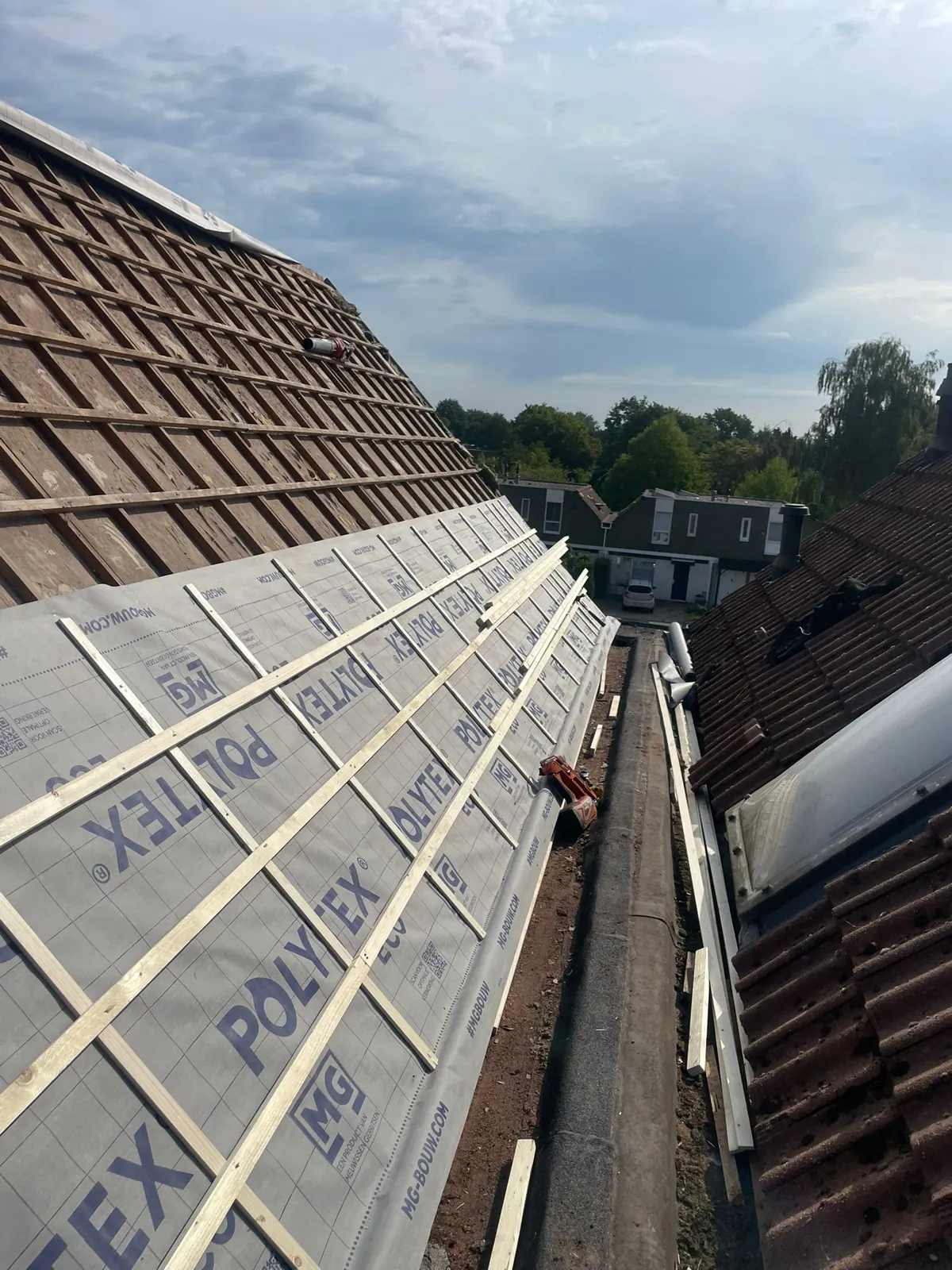 Dakrenovatie met dampopen folie en nieuwe panlatten