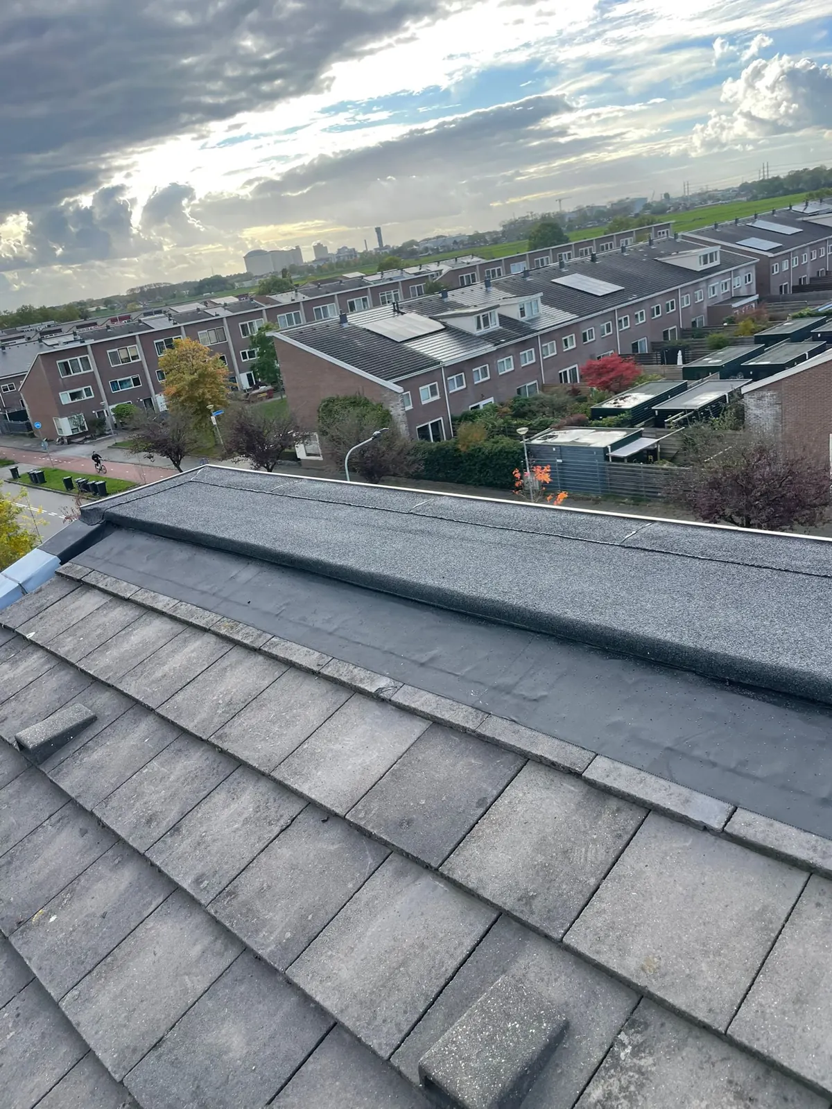 Pannendak met nieuwe platte uitbouw en dakkapel, gerenoveerd door DakDienstService