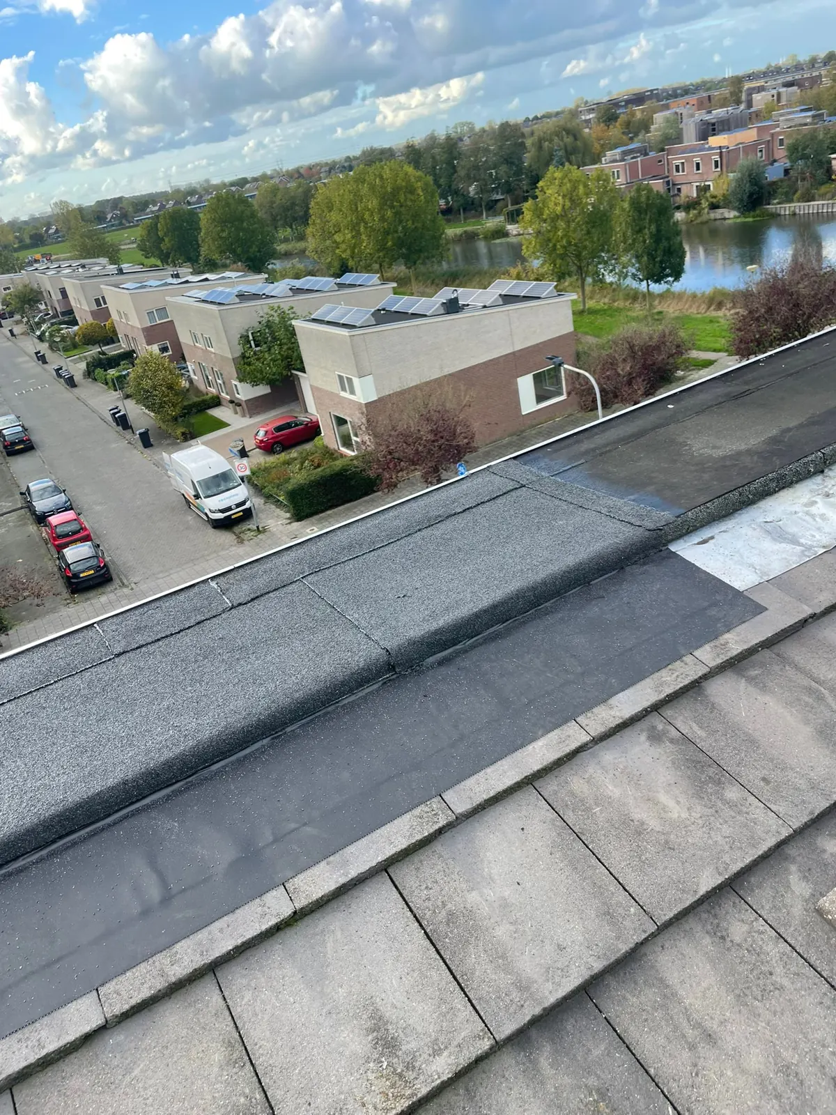 Pannendak met nieuw plat dakdeel en dakkapel na renovatie