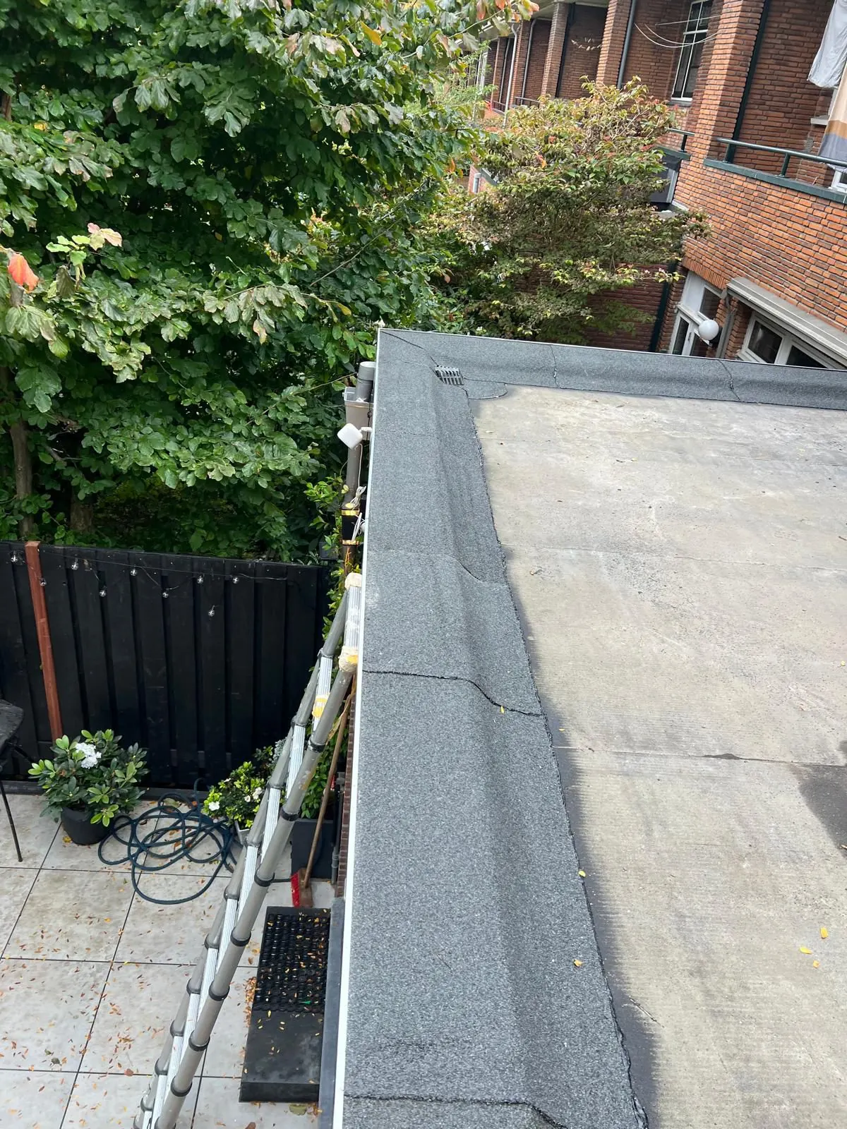Bitumen plat dak van een aanbouw aan de tuinzijde