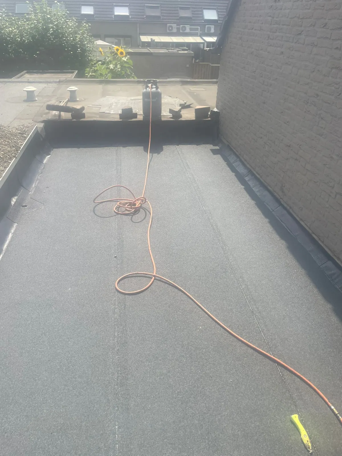 Nieuw bitumen plat dak strak afgewerkt door DakDienstService