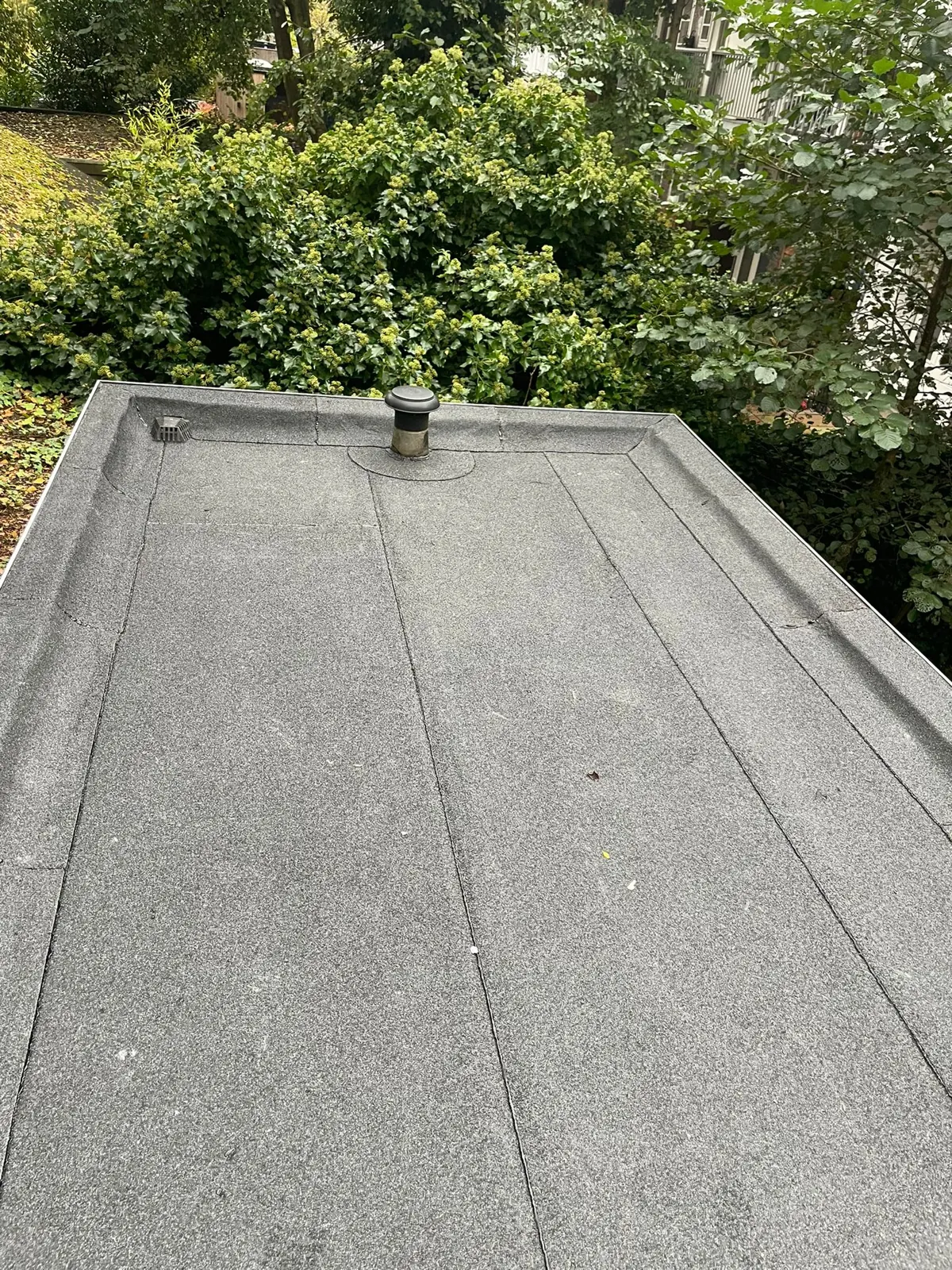 Plat dak met volledig nieuwe bitumen dakbedekking