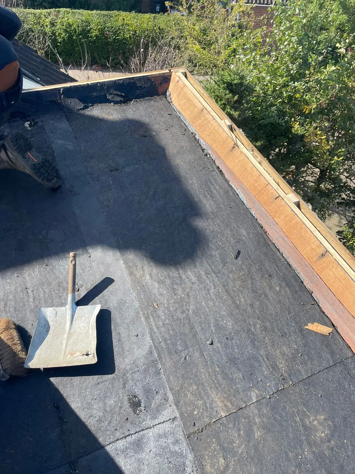 Dakdekker voert een reparatie uit aan een bitumen plat dak