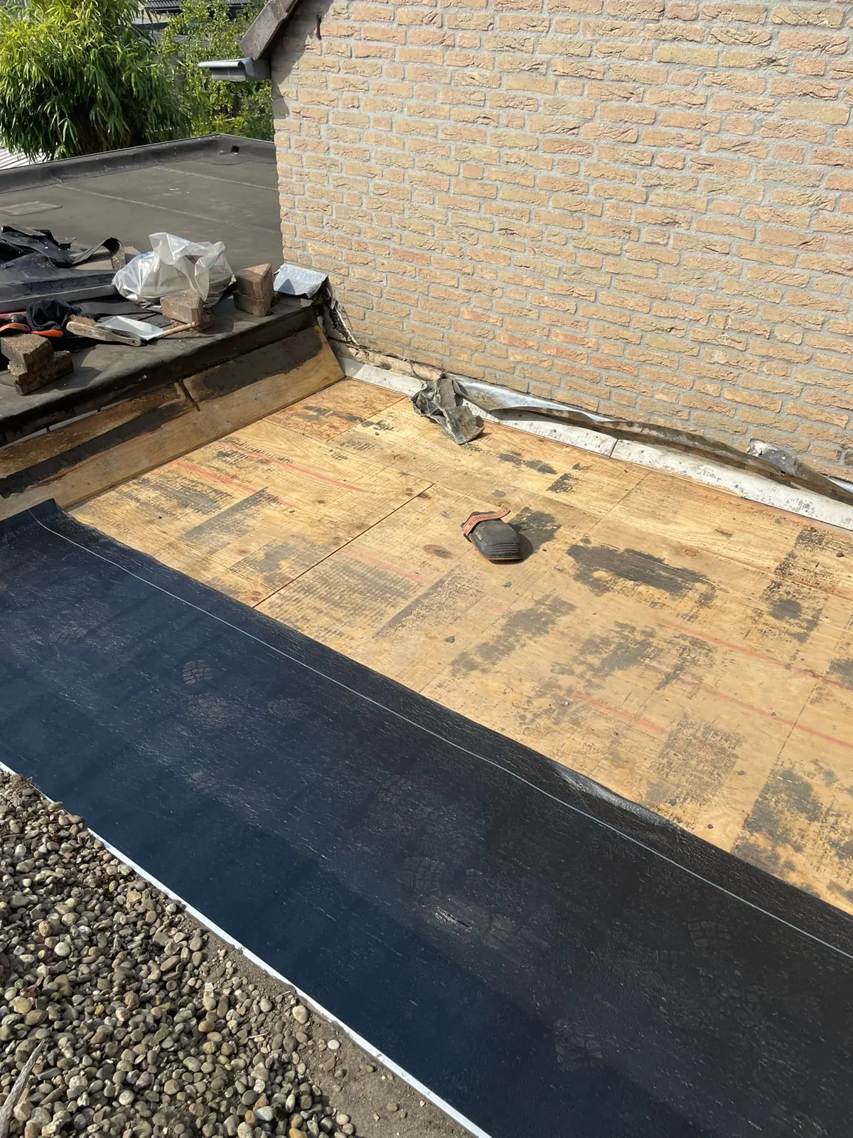 Plat dak tijdens renovatie met nieuw dakbeschot en onderlaag